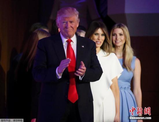 当地时间11月9日,纽约曼哈顿,特朗普大选获胜后现身竞选夜集会地,发表胜选演讲。